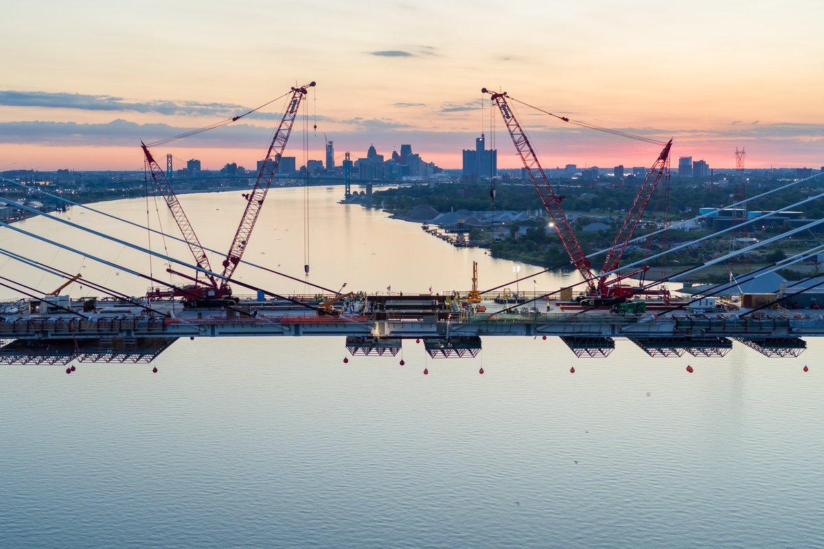 GordieHoweBrg's tweet image. 📷 A historic morning as ironworkers and operating engineers in Canada and the US completed the installation of the final two edge girders for the #GordieHoweBridge deck. 🇨🇦 🇺🇸