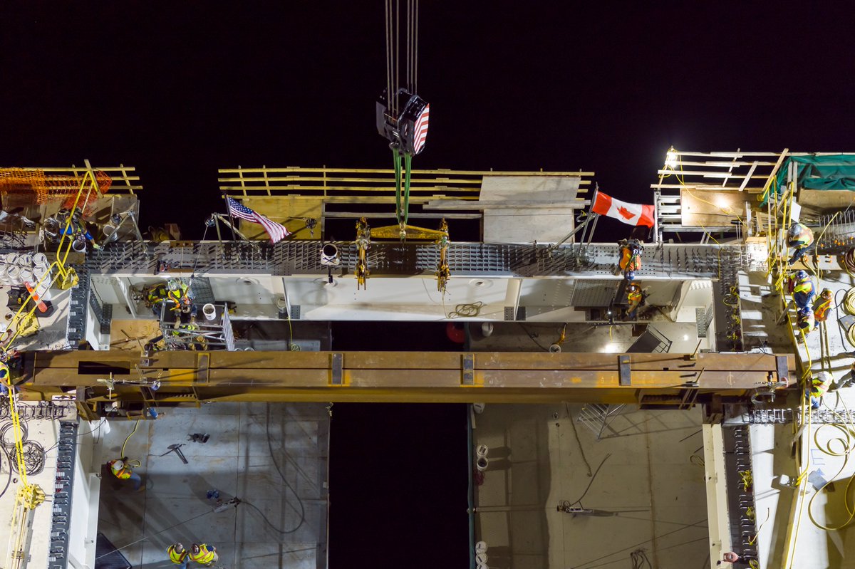 GordieHoweBrg's tweet image. 📷 A historic morning as ironworkers and operating engineers in Canada and the US completed the installation of the final two edge girders for the #GordieHoweBridge deck. 🇨🇦 🇺🇸