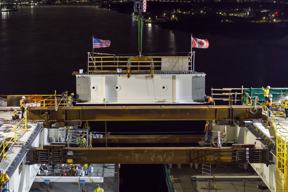 GordieHoweBrg's tweet image. 📷 A historic morning as ironworkers and operating engineers in Canada and the US completed the installation of the final two edge girders for the #GordieHoweBridge deck. 🇨🇦 🇺🇸