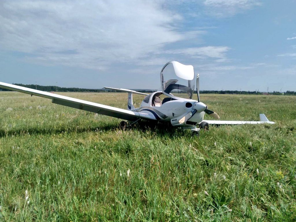 ivancp25's tweet image. #AccidenteAéreo de un monomotor #Diamond #DA40NG (RA-02642) del operador "Ulyanovsk Institute of Civil Aviation". Sufrió una salida de pista al aterrizar en el Aeropuerto de Ulyanovsk Baratayevka (ULV), #Rusia 🇷🇺. Tuvo daños menores y el piloto salió ileso del accidente 14-06-24