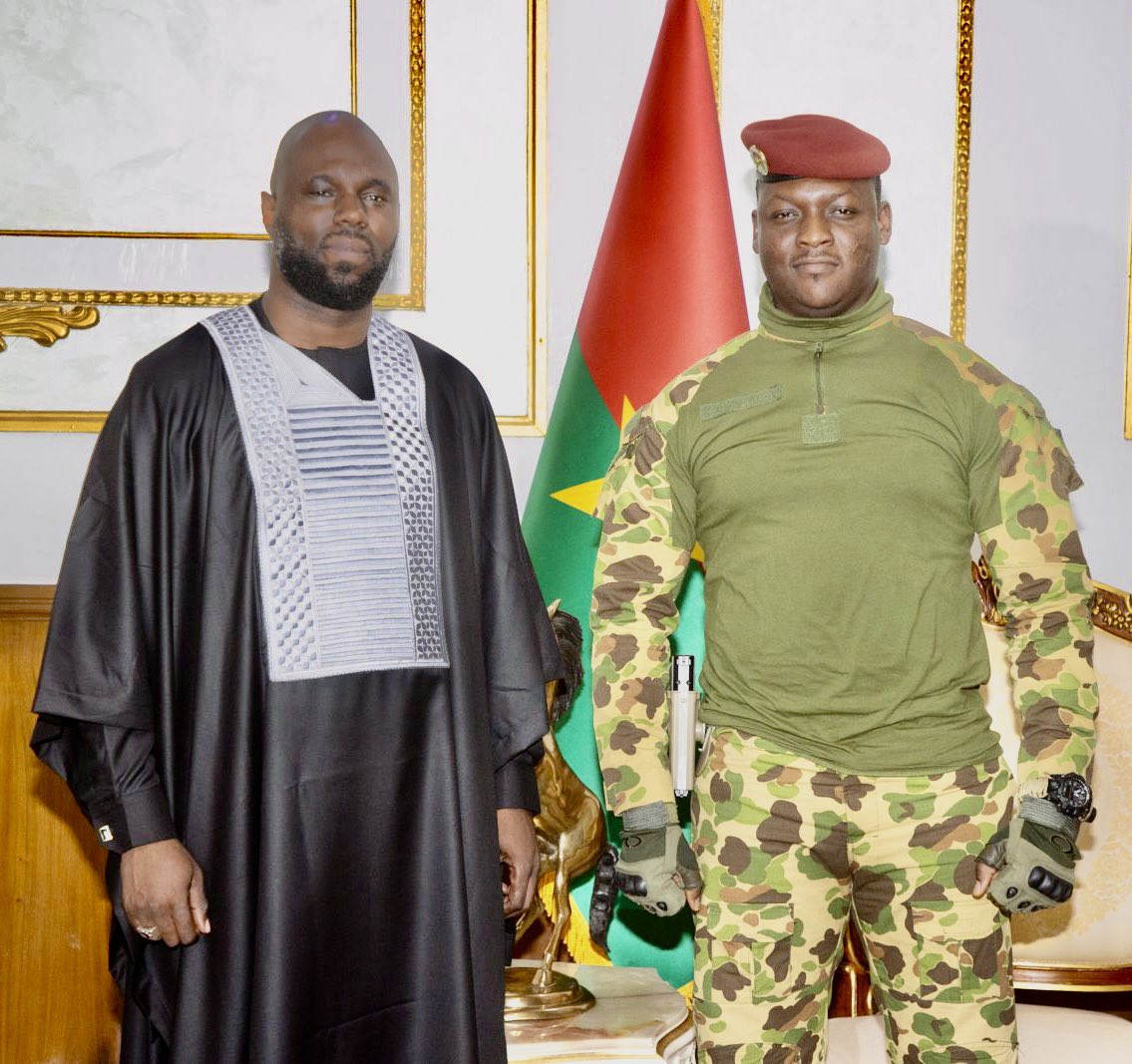 KemiSeba1's tweet photo. [LE PRÉSIDENT IBRAHIM TRAORÉ 🇧🇫 REÇOIT KEMI SEBA🇧🇯]

Kemi Seba, président de l’ONG Urgences Panafricanistes a été chaleureusement  reçu en audience, ce vendredi 14 juin 2024, par Son Excellence le Capitaine Ibrahim Traoré, Président du Faso, Chef de l'Etat.
Les deux personnalités ont eu des échanges constructifs , stratégiques , et  fraternels.