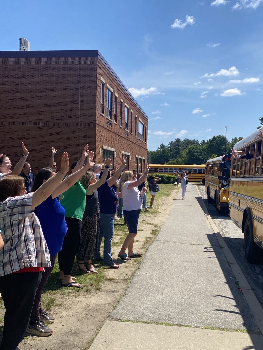 FBMS clap out for students yesterday.  Have to admit I teared up watching ⁦<a href="/KemmettM/">Maureen Kemmett</a>⁩ as she waved, high-fives and clap for her last day with kids at FBMS. We will miss you! ❤️⁦<a href="/FBMSPPAL/">FBMS Leadership Team</a>⁩ #WeRMarshfield