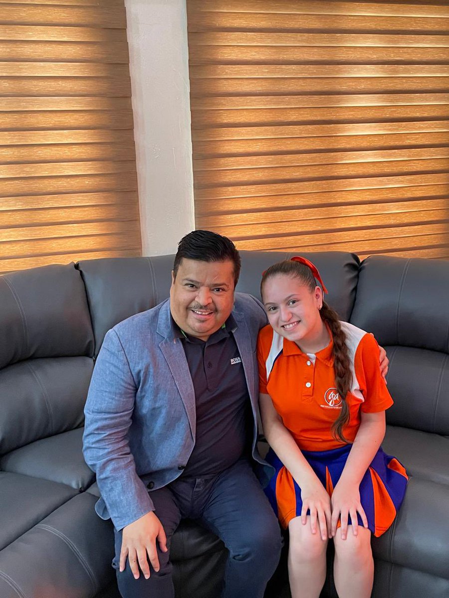 Asernadeleon's tweet photo. Parece que fue ayer , era el año del 2013 su primer día de clases y hoy  14 de junio en una fecha muy espacial termina la secundaria  Mia Paulina ,Muchas felicidades Hija. https://t.co/9qdl9e0PjP