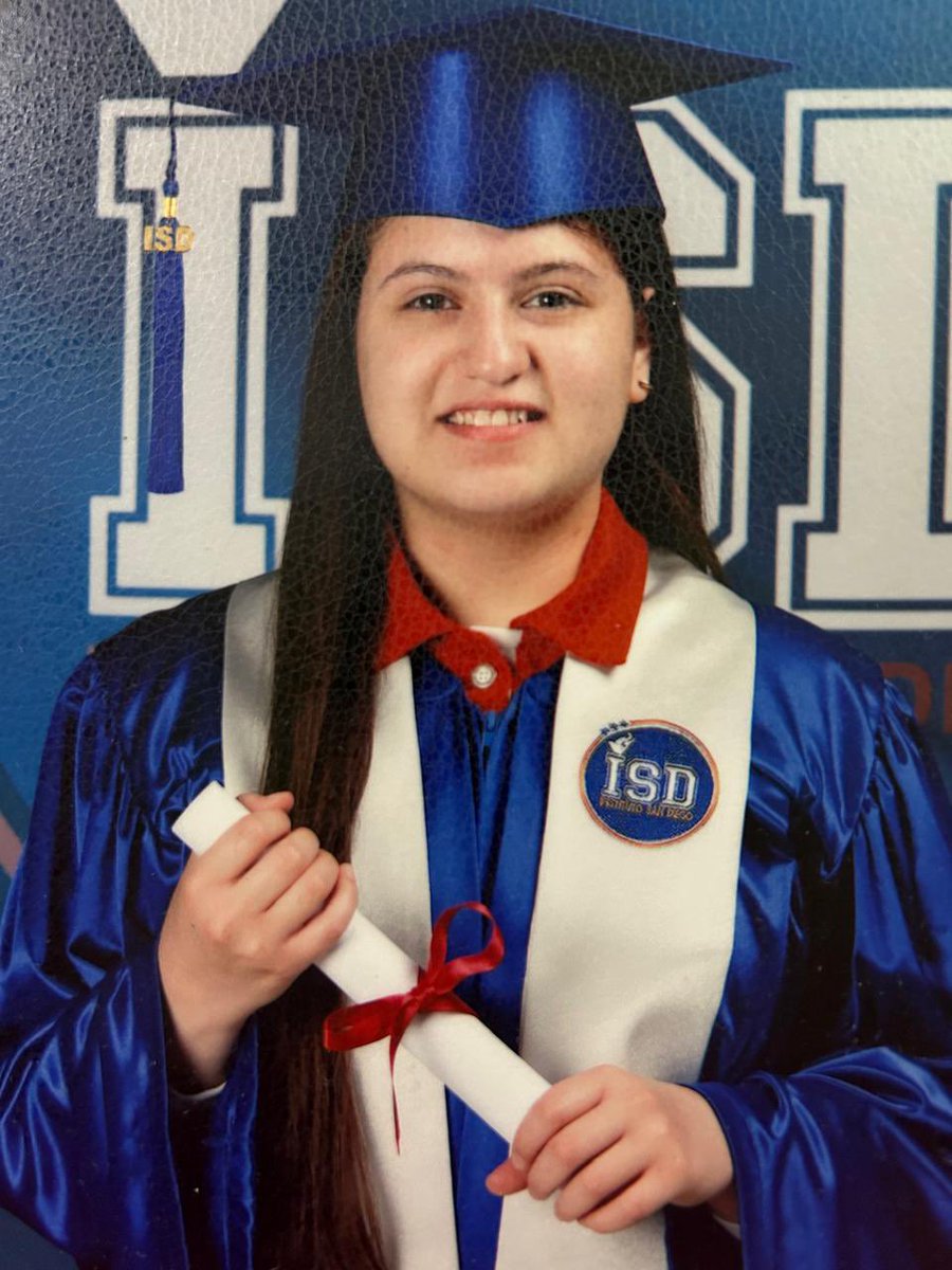 Asernadeleon's tweet photo. Parece que fue ayer , era el año del 2013 su primer día de clases y hoy  14 de junio en una fecha muy espacial termina la secundaria  Mia Paulina ,Muchas felicidades Hija. https://t.co/9qdl9e0PjP