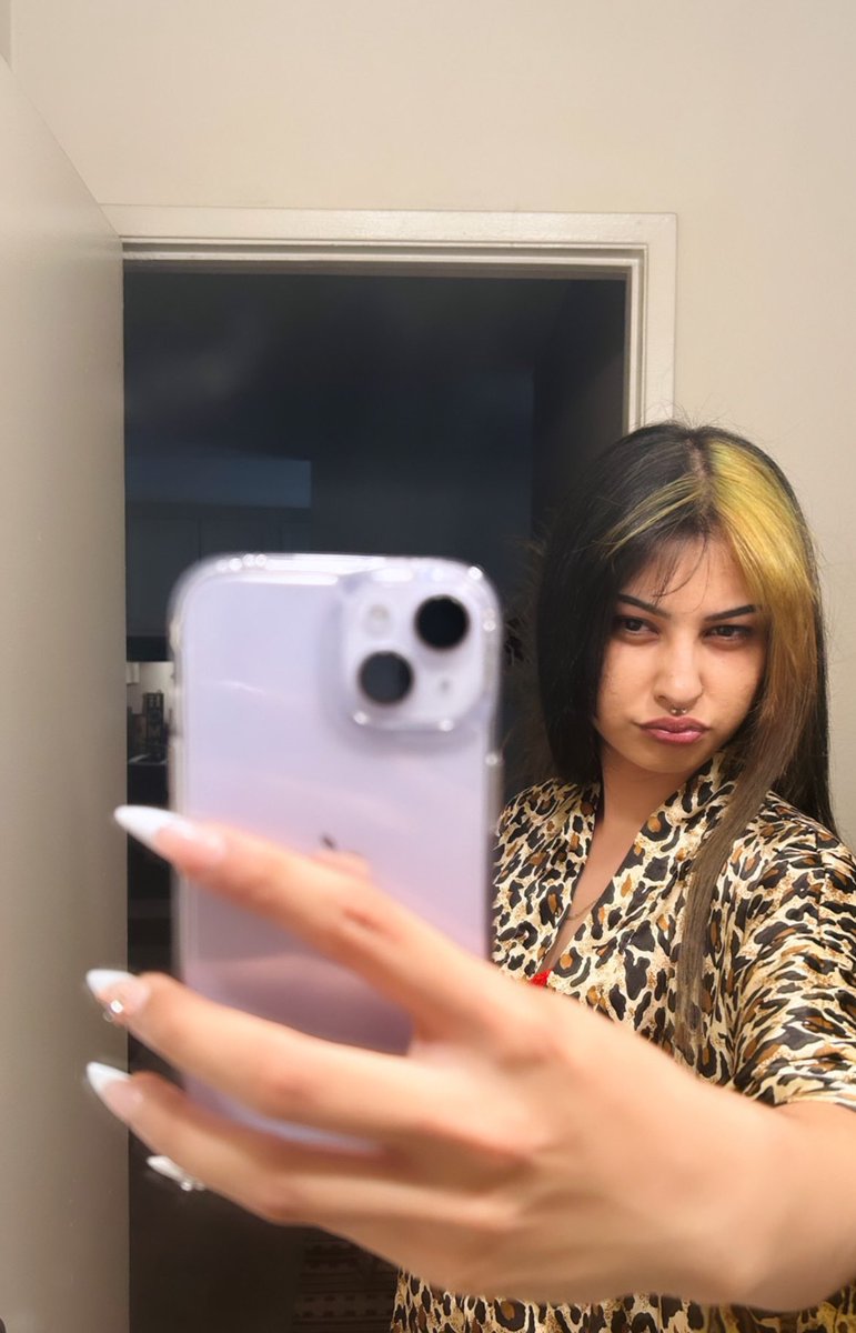 emoxbitchh's tweet image. #GettingReady #JustGirlyThings 😝