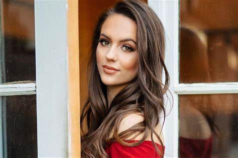 nflrums's tweet photo. 72 year old New England Patriots Bill Belichick is reportedly dating 24-year-old ex-cheerleader Jordon Hudson https://t.co/hxJWwgJLxU