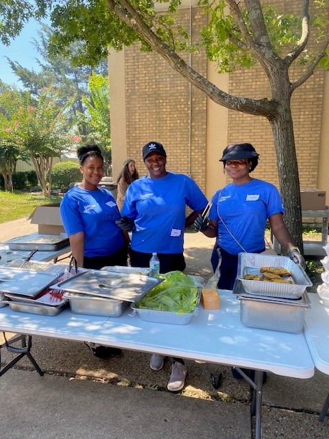 NexusRecovery's tweet image. Thank you to @GoldmanSachs for firing up the grill on this sunny day to serve up tasty burgers for our residents and staff. 🍔 Volunteer activities like this are just one of the many ways to support women in recovery at Nexus. Learn more  nexusrecovery.org/volunteer/