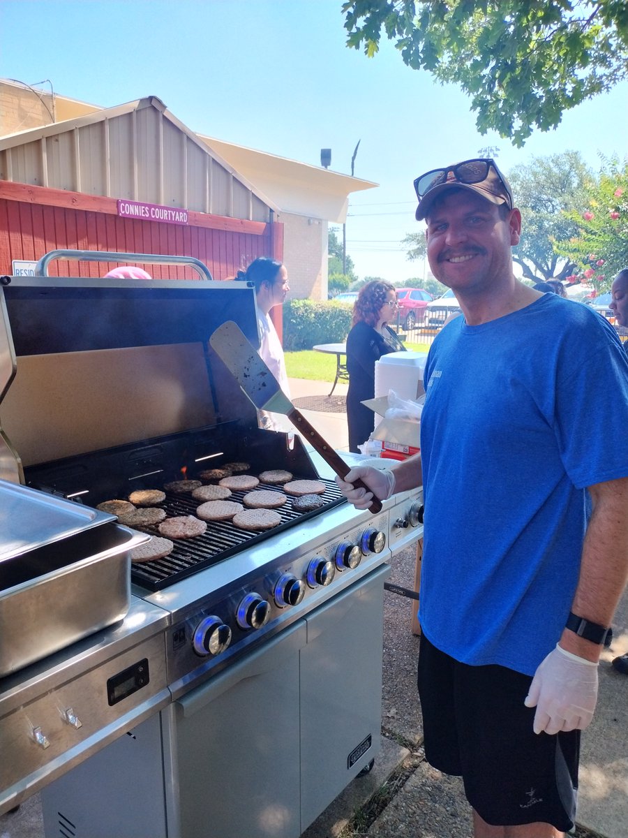 NexusRecovery's tweet image. Thank you to @GoldmanSachs for firing up the grill on this sunny day to serve up tasty burgers for our residents and staff. 🍔 Volunteer activities like this are just one of the many ways to support women in recovery at Nexus. Learn more  nexusrecovery.org/volunteer/