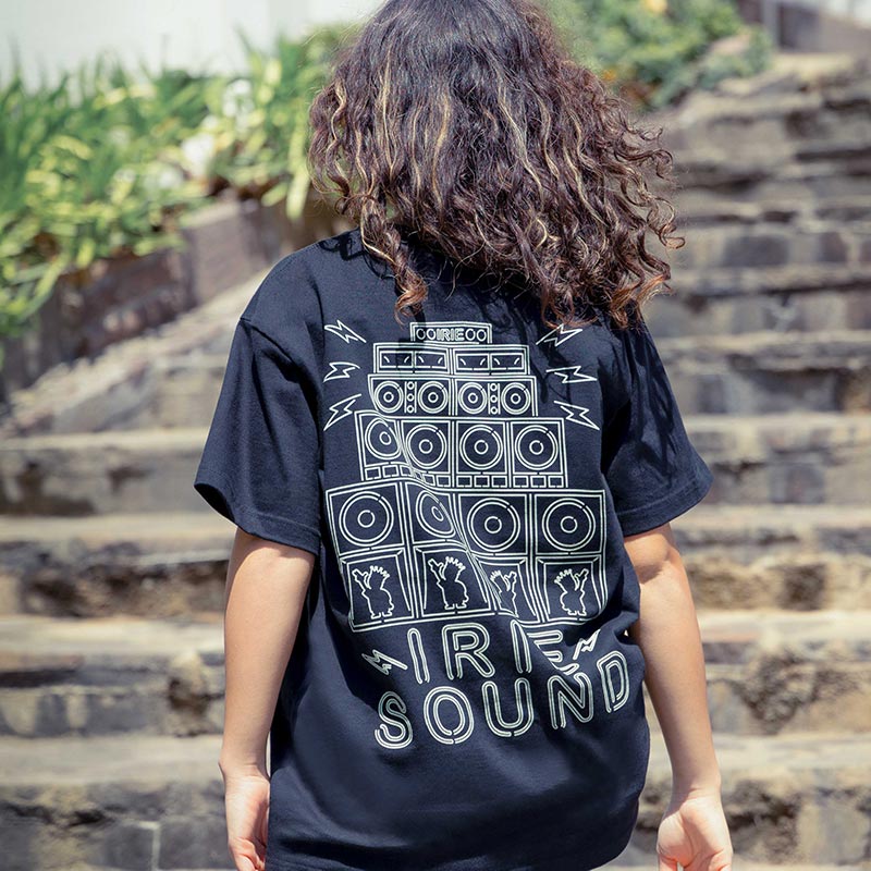 DISSIDENT_OSAKA's tweet image. 【6月15日(土)発売】

IRIE by irielife(アイリー バイ アイリーライフ) “IRIE SOUND NEON TEE”

dissident1.com/product-list?k…

ダンスホール好きにマストなサウンドシステムをデザインしたTシャツ。
蓄光プリントで暗闇で怪しく光ります。

#IRIE
#アイリー