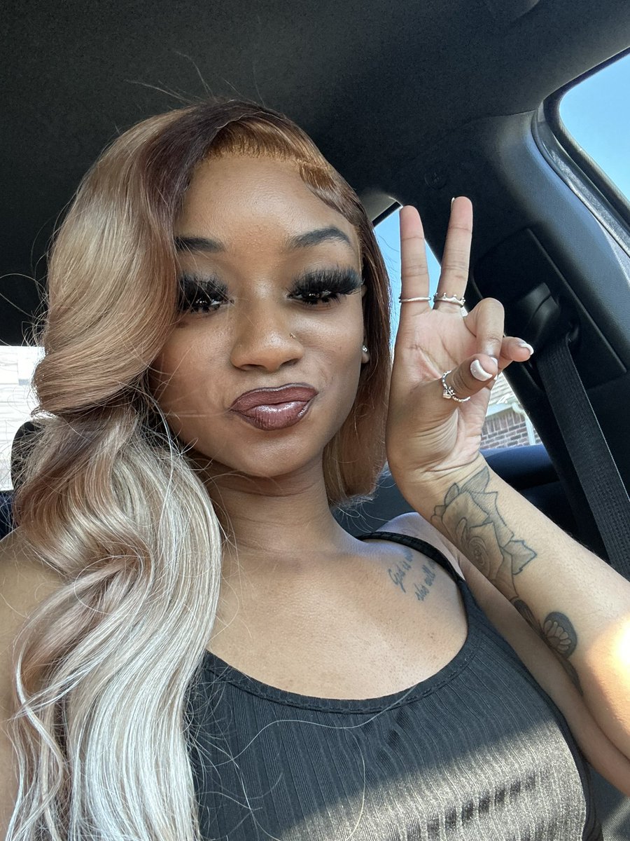 _cmpmya2x's tweet image. no makeup still a 🔟