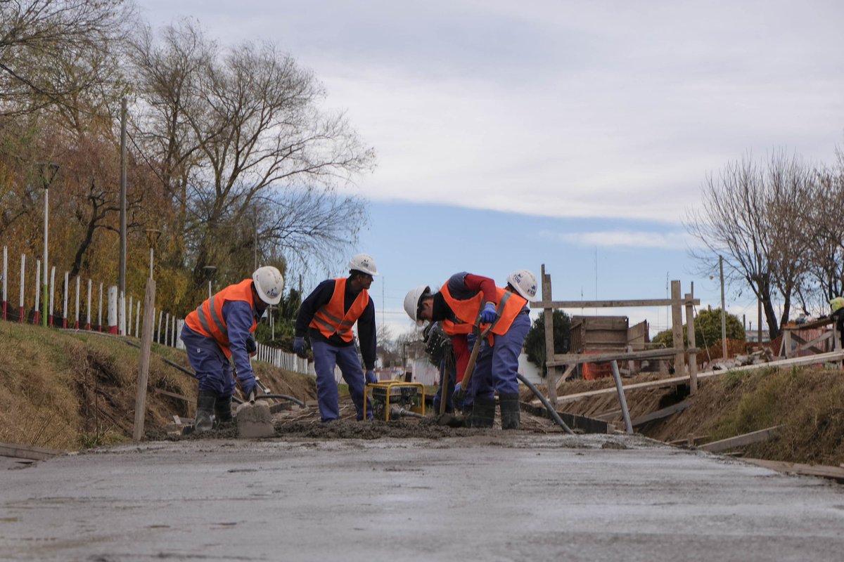 Estamos en #GralLaMadrid, recorriendo con <a href="/mrandazzoglm/">Martín Randazzo</a> y <a href="/NestorFAlvarez/">Néstor Alvarez</a> las obras de desagües pluviales en la Cuenca del Río Salado, infraestructura hidráulica muy necesaria para evitar inundaciones en toda esta zona.

En la Provincia de Buenos Aires la obra pública sigue