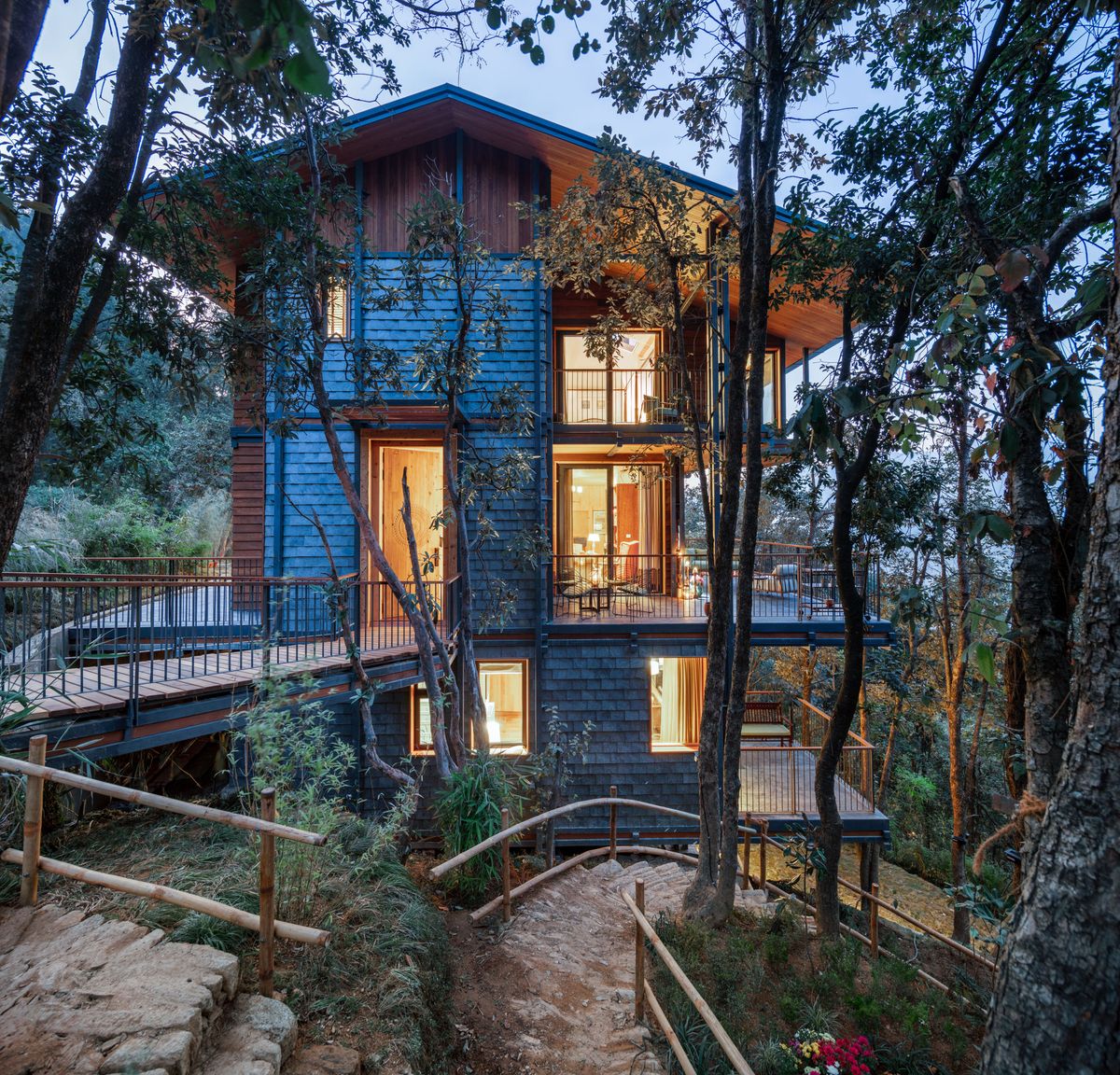 Architizer's tweet photo. Villa in the Woods uses modular construction and local materials to create an eco-conscious retreat in the Himalayas, minimizing site impact while offering modern, sustainable living.

Details: https://t.co/DCajYyC3k3 | 📍UK, India https://t.co/LHV9wBAt1T