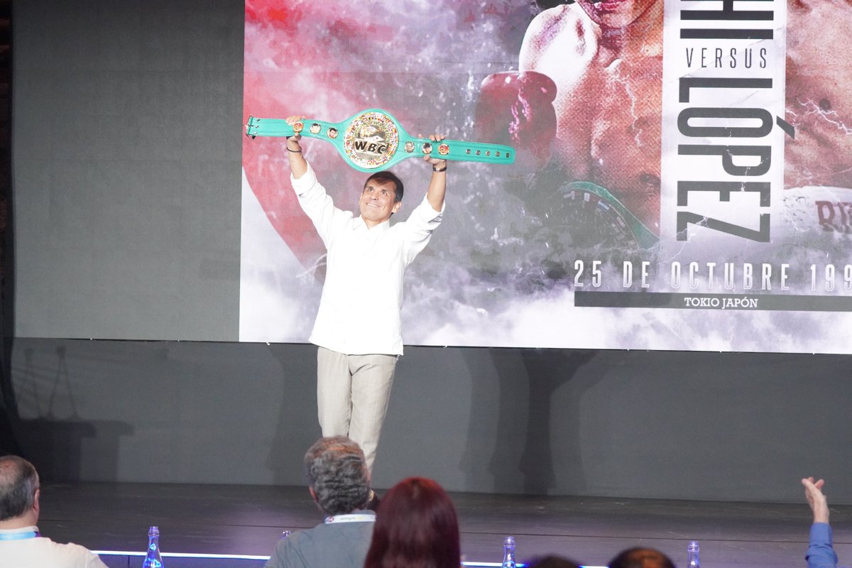 BMVMercados's tweet photo. 🥊✨ En el #ForoDeEmisoras, @FinitoLpez compartió enseñanzas de vida sobre cómo superar adversidades. Inspirador y aplicable tanto en los negocios como en la vida personal. 💪🌟
#Motivación #Superación #BolsaMexicana https://t.co/0fAxr26kmw