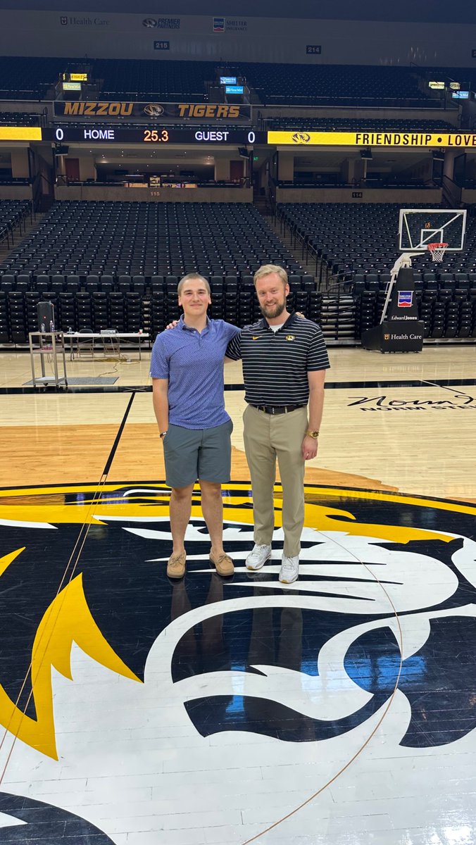 simoprods's tweet photo. M-I-Z🐯

Huge thanks to @TimReusche and @MizzouCreatives for the awesome visit. Creative operations in the SEC are the best of the best. Special thanks to @JacobWizgird for making this possible! Go Tigers!! https://t.co/vj2z3kgX7Y