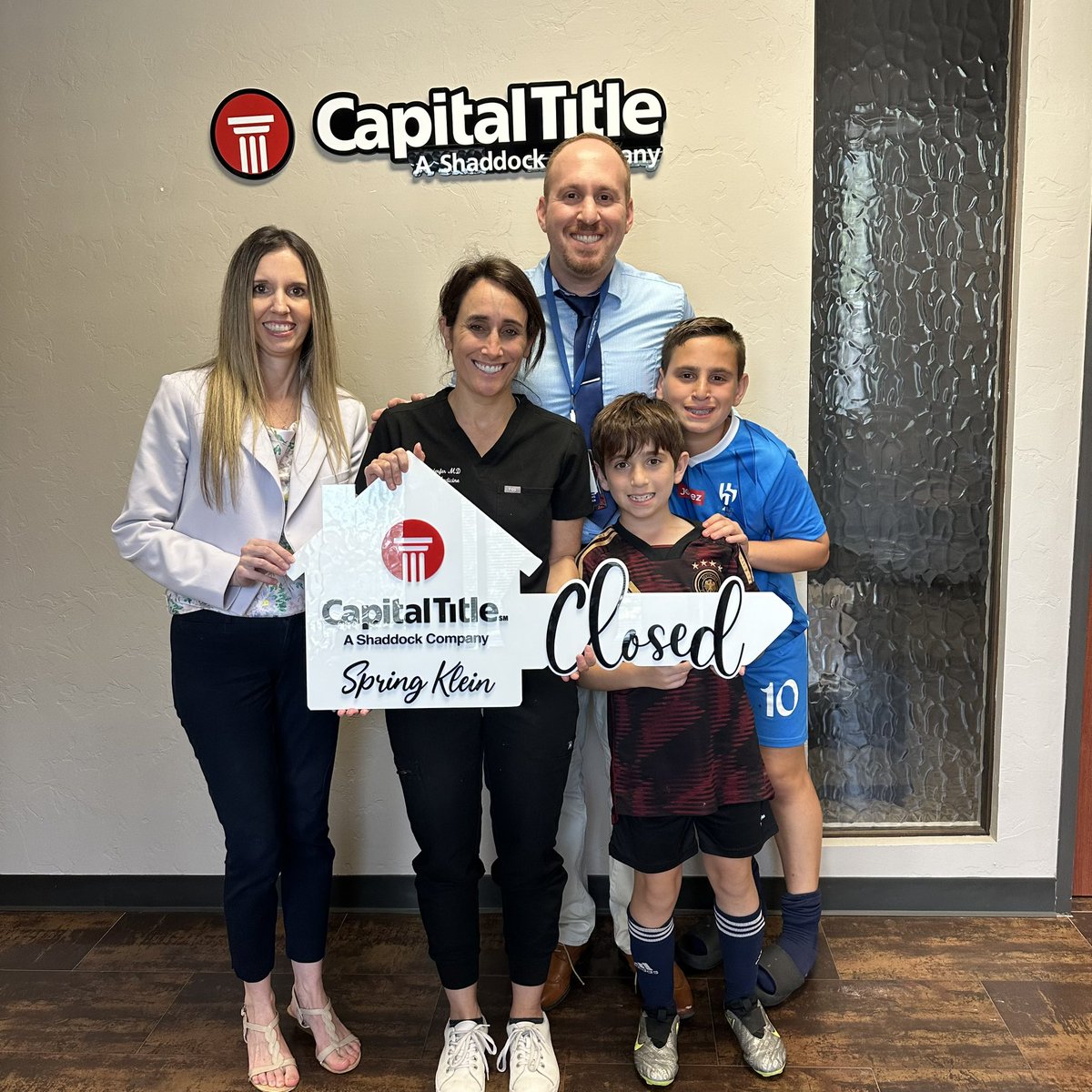 karenmitchellcb's tweet photo. ✨ C L O S I N G   D A Y ✨
While this may have been the most fun closing ever with cookies and champagne, it’s definitely the most bittersweet closing since our friends will be moving out of state.  #creekside #creeksidepark #creeksiderealestate #thewoodlands #thewoodlandstx https://t.co/WnUv7B5tly