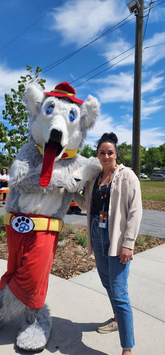 Cimelle's tweet photo. After work, I joined my students at their community neighbour day celebration, where I was met by @FlamesFdn, @CalgaryPolice, and I got to work with the community social worker. What a great way to connect with students outside of school. https://t.co/FCE8YG4QUg