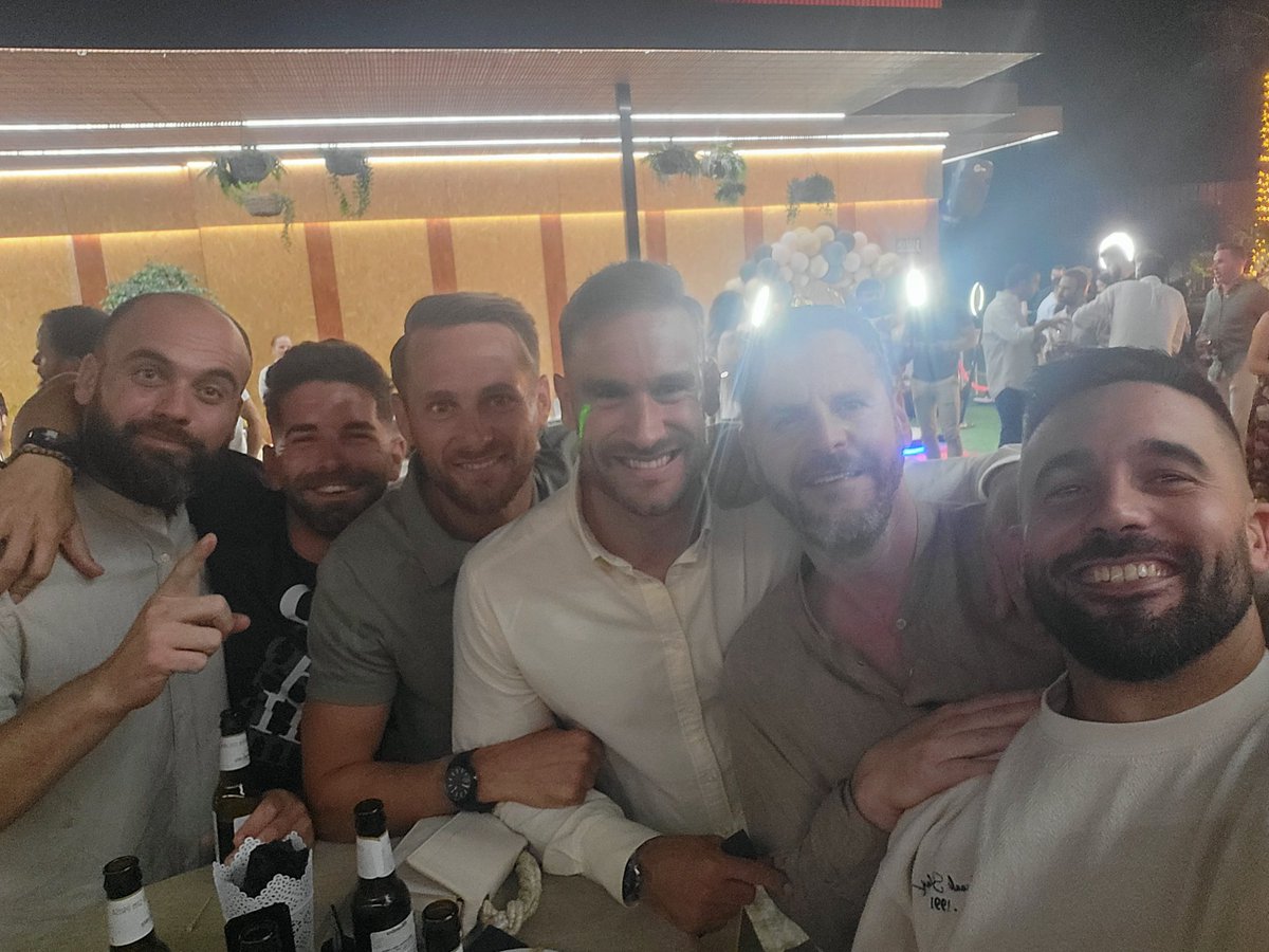 Cuerpo técnico top. Jugadores de otra categoría. Si quieren ascender razón aquí. Lástima que no haya dinero para semejante equipazo