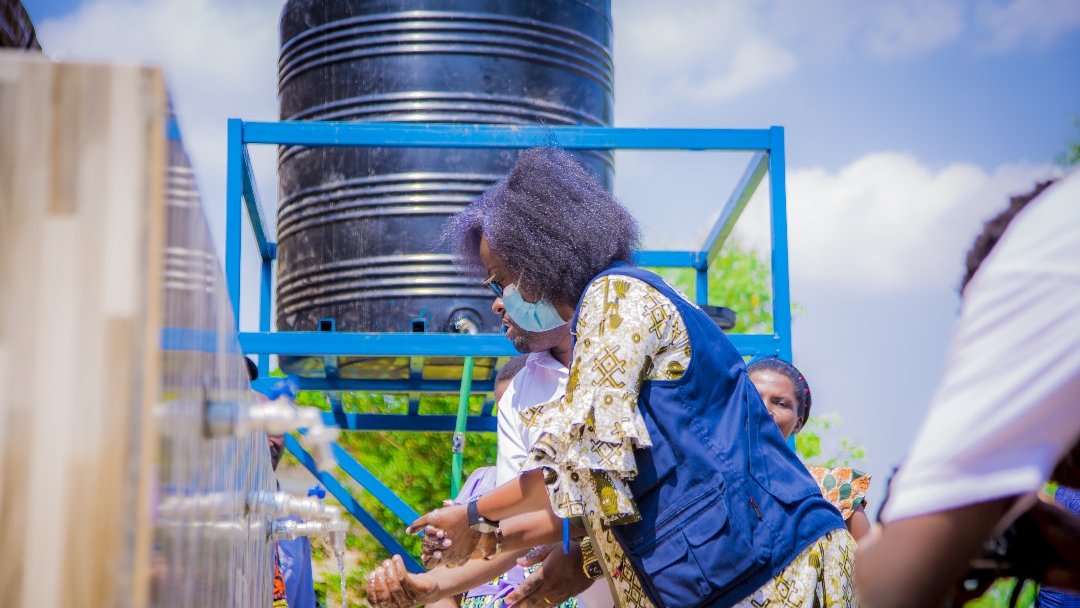 Ikiriho's tweet photo. 🇧🇮#Burundi #GDCB #Wash🚰🚸
L'ONG @gdcb22 a inauguré ce vendredi 14 juin un nouveau point d'eau à l’Ecofo #Nyamitanga, avec le soutien de @WhoBurundi, pour garantir un accès équitable aux services d’hygiène et lutter contre les maladies endémiques et diarrhéiques. Ce projet s'ajoute à l’installation récente de 2 blocs de latrines comprenant 13 portes, également réalisée par GDCB pour éradiquer la défécation en plein air.
D’après @vouofobrondon, Directeur Pays de #GDCB, cette initiative fait partie intégrante du programme #Wash de l’organisation, visant à promouvoir des pratiques d’hygiène et d’assainissement appropriées au sein des communautés.
💬 Dr Diane Nzeyimana, représentante de @whoburundi, a insisté sur l’importance de cette infrastructure pour les élèves, les encourageant à en faire un usage responsable et hygiénique.
Le Directeur de l’Ecofo Nyamitanga a exprimé sa profonde reconnaissance envers l’ONG GDCB pour cette réalisation et a souligné l’importance d’une utilisation appropriée de ces nouvelles infrastructures sanitaires et de ce point d'eau.
Pour rappel: Global Development Community Burundi est une organisation non gouvernementale dédiée à la mise en œuvre d’actions intégrées pour le développement de la communauté burundaise.
@DrCrespin @FranceBegin2 @UNICEF_Burundi @ciowela @DrTedros @MENRS4 @mspls_bdi