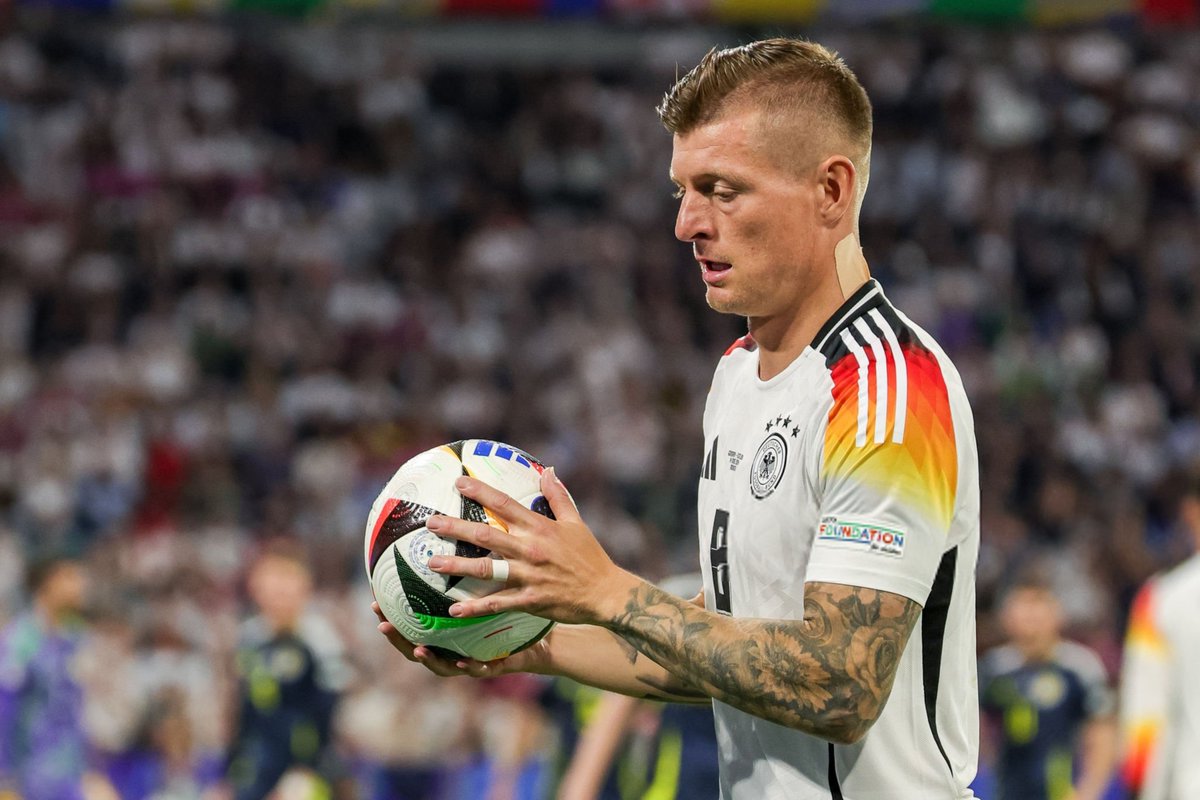 VibesFoot's tweet photo. Toni Kroos a réussi 99% de ses passes ce soir ! 💫

🎯 102 passes tentées
✅ 101 passes réussies

𝗛𝗢𝗥𝗦 𝗡𝗢𝗥𝗠𝗘𝗦 👑