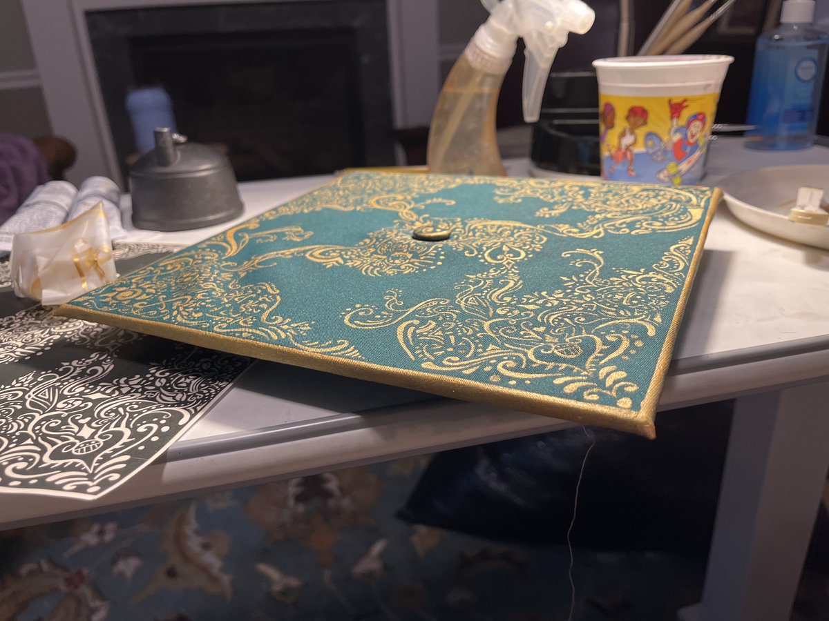 Arazym3's tweet photo. grad cap design i made in two days, it killed my hand but i finished it at 7am the day of my commencement lmaooo

also, there are 17 distinct one piece designs hidden in the whole thing, have fun searching https://t.co/94uIBCK5vB
