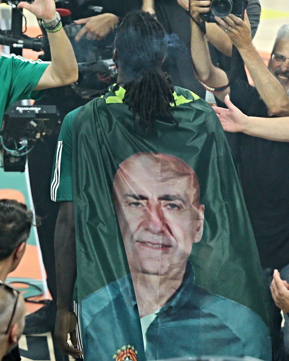 gazzetta_gr's tweet photo. ☘️🥹 Υπέροχη κίνηση του Ματίας Λεσόρ, τίμησε με μια μπέρτα τον αδικοχαμένο φροντιστή του Παναθηναϊκού, Πάρη Δερμάνη!

#paooly #panathinaikos #olympiacos #paobc https://t.co/8YNOzMega1