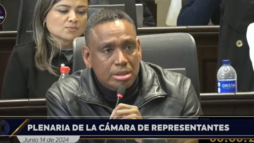 CamaraColombia's tweet photo. #PlenariaCámara | El representante @jorgemendez0723 frente al artículo 94 de la #ReformaPensional que trata de la vigencia dijo que es nocivo arrancar en 2025. 

"No podemos arriesgarnos por las malas experiencias que ha tenido el Gobierno Nacional al administrar otros temas". https://t.co/XEGR72FPGS