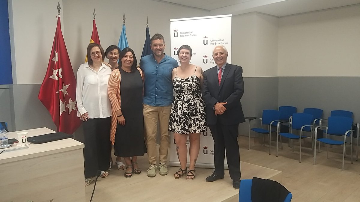 raycoilse's tweet photo. Feliz porque hoy, Día Nacional de las Lenguas de Signos Españolas (LSE), mi amiga y doctoranda @Eleneznor defendió su tesis sobre la traducción de canciones a la #LSE!🙌🏼 Seguimos dando prestigio a esta lengua y a su traducción/interpretación! @gradoLSE_URJC @CNLSE @FILSE_ils_gi https://t.co/PmLqLP9y2h