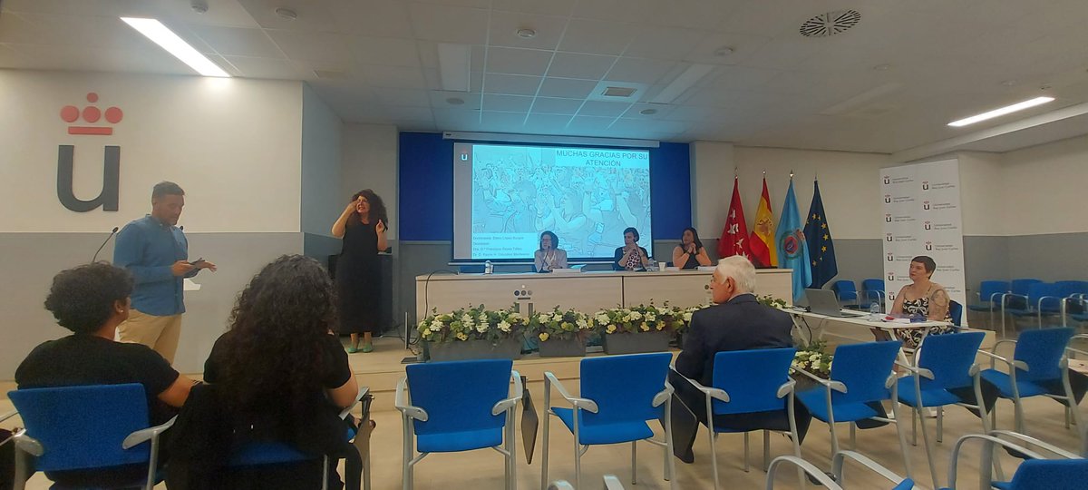 Feliz porque hoy, Día Nacional de las Lenguas de Signos Españolas (LSE), mi amiga y doctoranda <a href="/Eleneznor/">Elena López</a> defendió su tesis sobre la traducción de canciones a la #LSE!🙌🏼 Seguimos dando prestigio a esta lengua y a su traducción/interpretación! <a href="/gradoLSE_URJC/">Grado LSE URJC</a> <a href="/CNLSE/">CNLSE</a> @FILSE_ils_gi