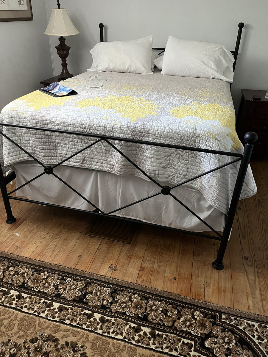 __0specs0__'s tweet photo. princess and the pea lookin ass https://t.co/GFvL0uyWUj