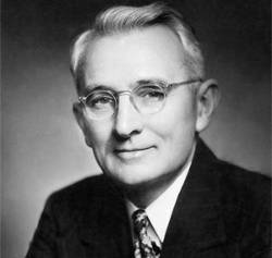 fuedicho's tweet photo. “Mostrar un interés genuino en los demás no sólo le reportará amigos, sino que también puede crear lealtad a la compañía por parte de los clientes”. 
Dale Carnegie
#Fuedicho https://t.co/k6qeIWnJaL