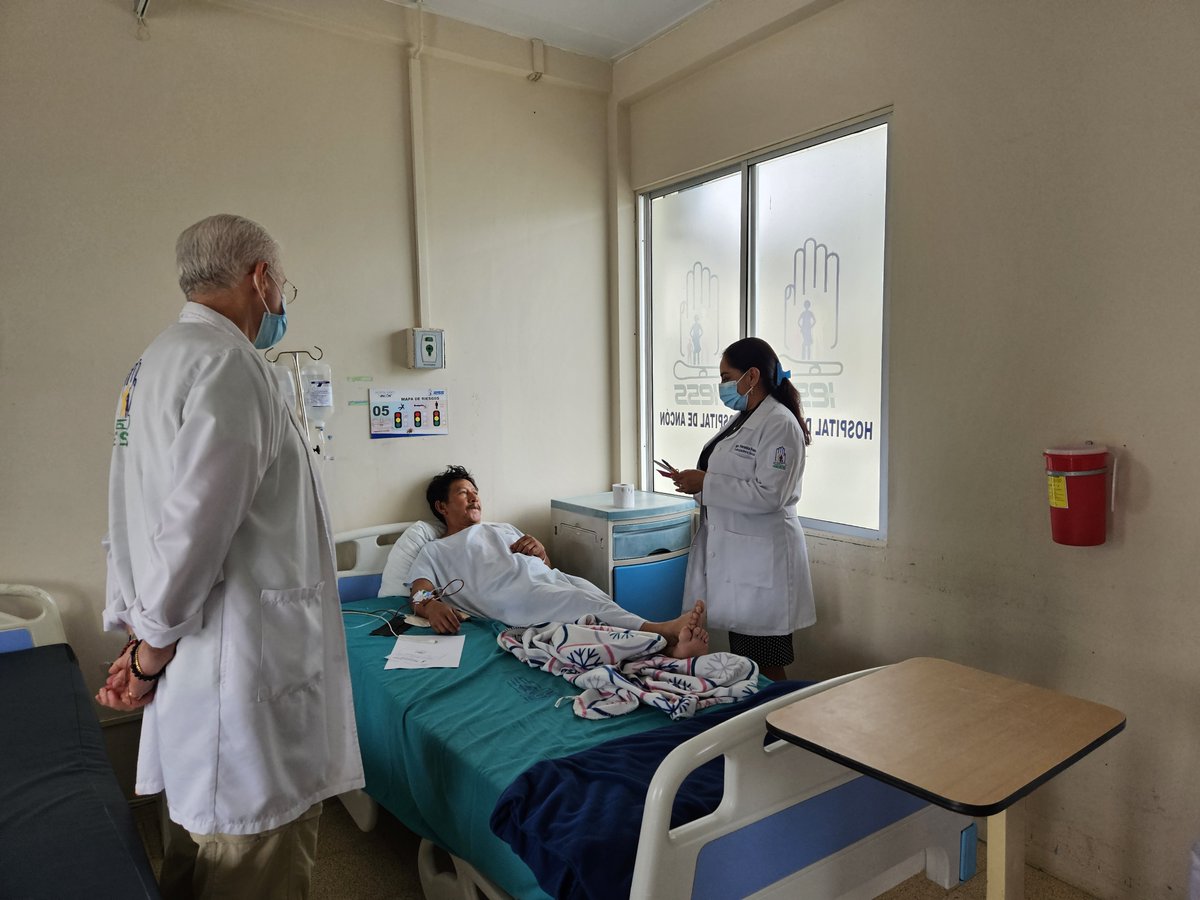 IESSStaElena's tweet photo. #IESSteInforma | Autoridades del Hospital Básico Ancón 🏣entregan un pequeño detalle a las papitos afiliados, en conmemoración del #DíaDelPadre. https://t.co/vghoeh5YiE