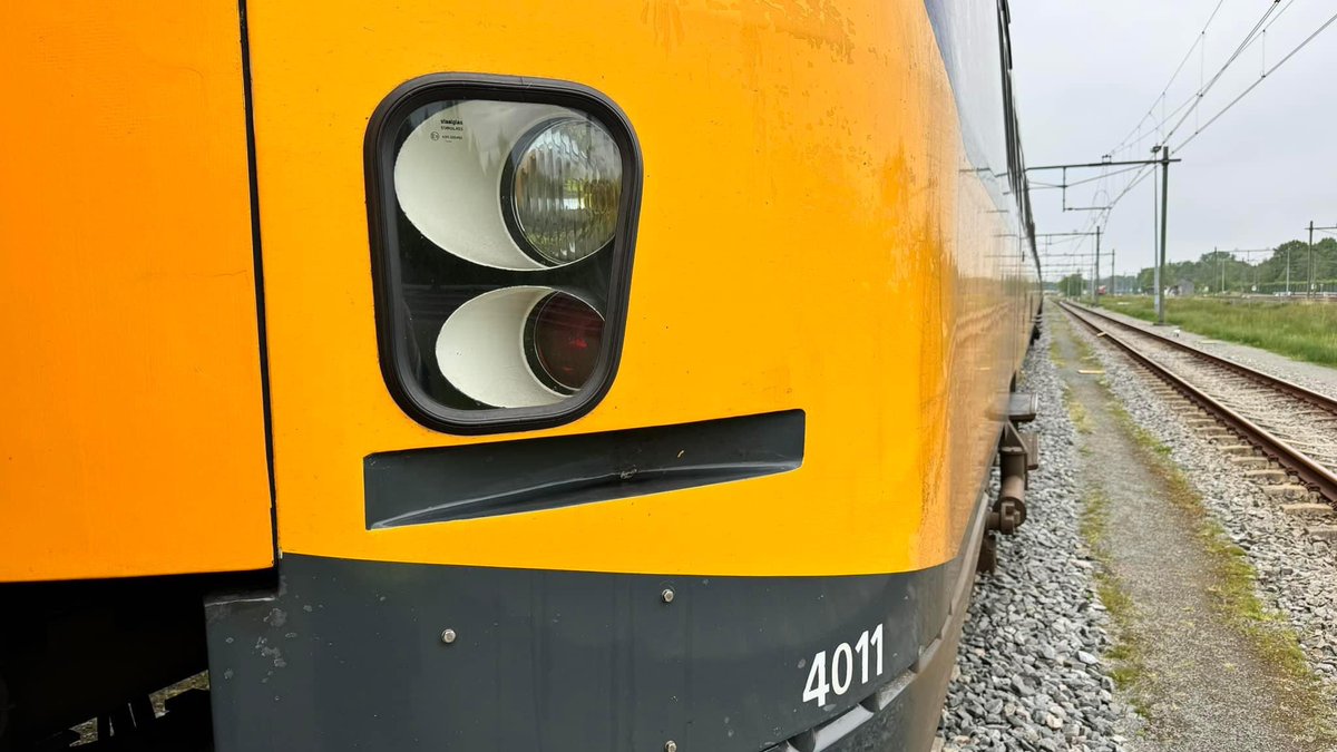 Vandaag de aankomst van de ICM 4011 in het <a href="/Spoorwegmuseum/">Spoorwegmuseum</a> .
We zijn verheugd dat het museum dit iconische treinstel dat ruim 40 jaar heeft dienst gedaan in de collectie heeft opgenomen 👍 ➡️ 
vriendennsm.nl/nl/vriend-word…