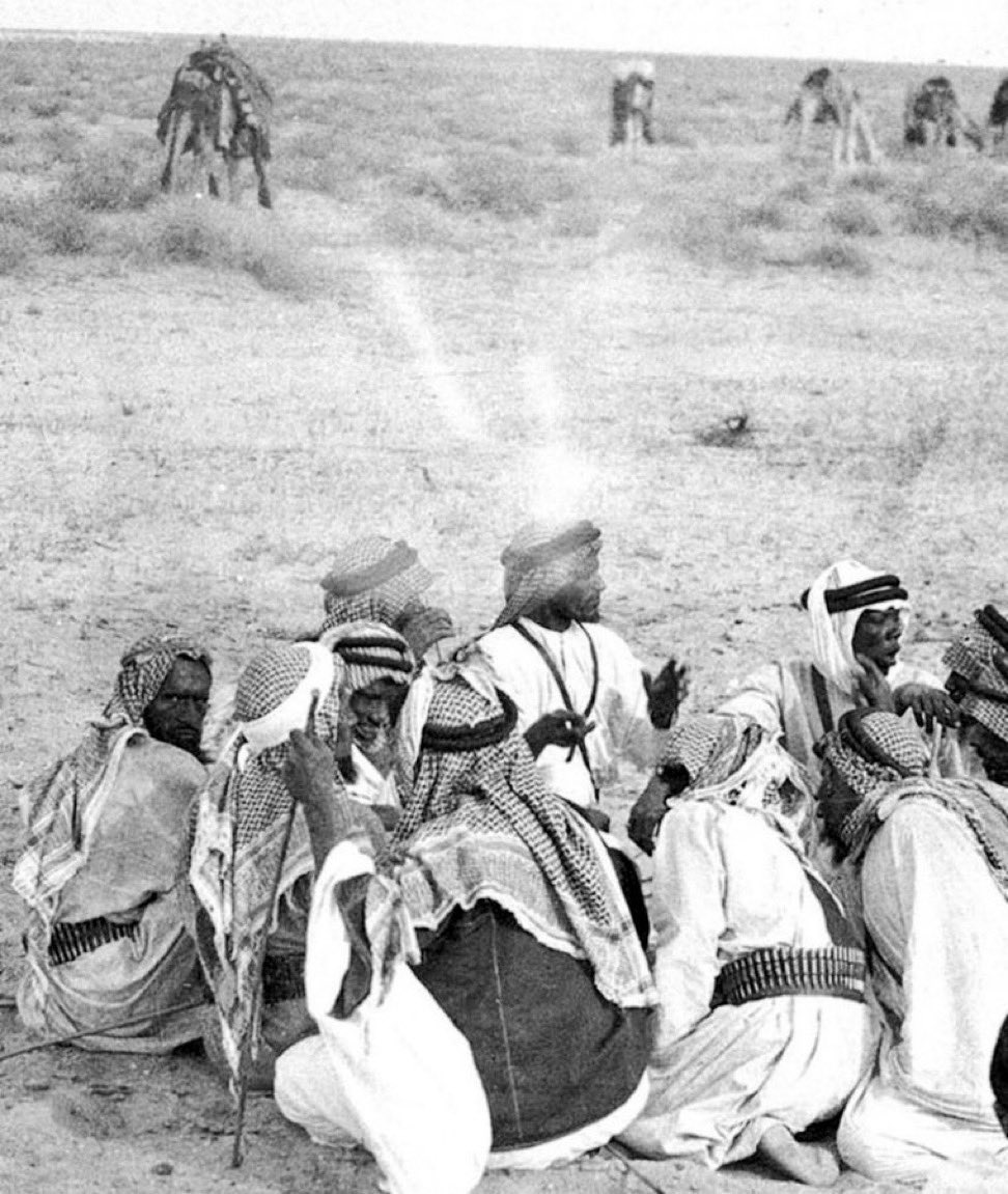 للطيب وقع وللمناعير منهاج
ومناهج اهل الطيب ماهي تخلاّ

لاتسمعون المدح من كل هرّاج
من لاسهج درب العلا .. ماتعلاّ

المدح للي كل ماجاه محتاج
ماهوب من دون اللزوم يتخلاّ

لاضيّفوه الناس كنّه على صاج
ودّه يعزم اللي يمرّون ولاّ

يمكن يرحّب بالمضيّف وهو ساج
من كثر مارحّب وسهّل وهلاّ