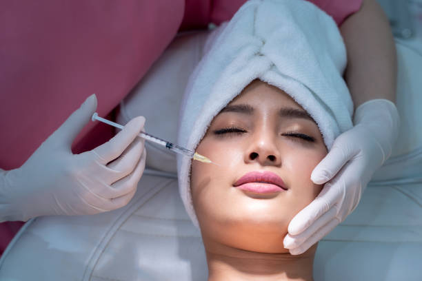 DrCiaoBella's tweet photo. Dermal Fillers are a minimally invasive option for reducing the appearance of wrinkles and restoring facial volume. They work by 'filling in' areas that have lost volume due to aging. #DermalFillers101 #AntiAgingTreatments https://t.co/OuCiTPJVOP