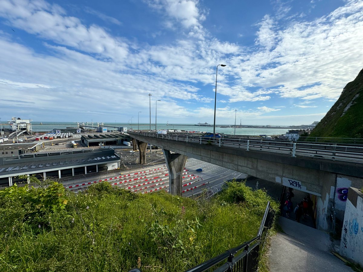 APCAFC's tweet photo. Back on the path I should’ve taken (you can see my original path in pic 2 on lower level) it rose and then steeply descended to Dover

I had seen the sign earlier to town, but thought my option was possible too
#SaxonShoreWay 
#EnglandCoastPath
#GoingAroundtheUKCoastAgain
Day 118 https://t.co/qaUZGhFeg6