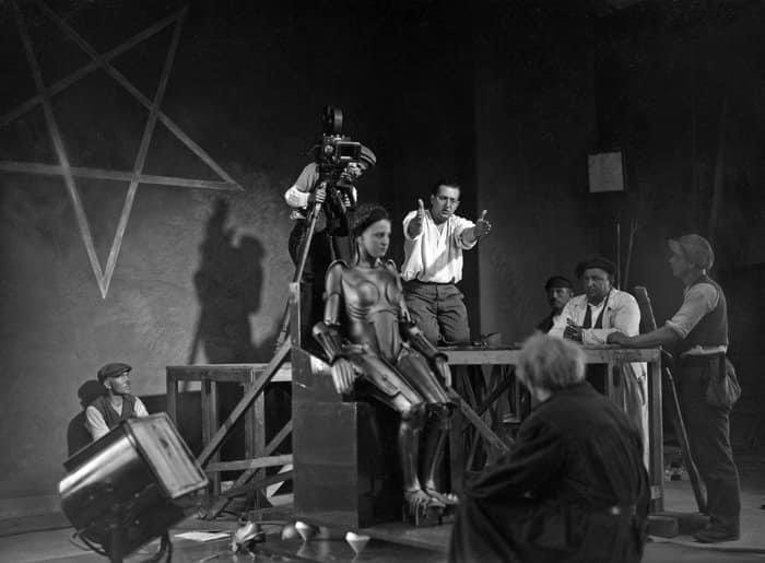facultaddecine's tweet photo. #RecuerdaCine 🎬

Detrás de cámaras 🎥 de ‘Metrópolis' (1927) del director Fritz Lang.

#MetropolisMovie https://t.co/zWFS0TNnQg