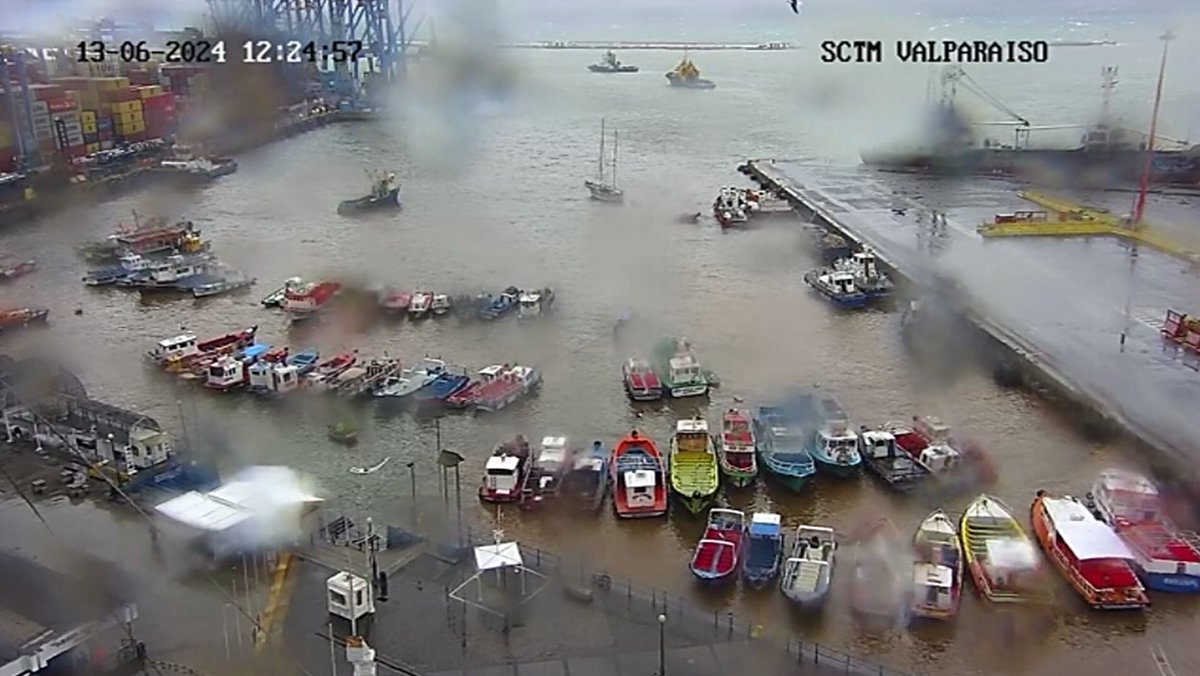 Off_Valpo's tweet photo. @JaimeCepedaC @Sepulinares total de #agua_caída hasta las 08 AM del 14-VI en:

Faro #Punta_Tortuga 44,0 mm. (OMM 85500) #Coquimbo
https://t.co/xnanue6w3J
Faro #Punta_Ángeles 37,3 mm.
(OMM 85558) #Valparaíso
https://t.co/KjGY2wMswX
Faro #Punta_Panul 48,9 mm. 
(OMM 85580) #San_Antonio
https://t.co/WAiaI68eYn https://t.co/cuRe336QTs