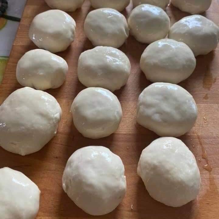 БӨӨРӨНХИЙ ХУУШУУРНЫ 
                 ХАМГИЙН ШИЛДЭГ ЖОР 
1. Гурилаа зуурахдаа 1 ширхэг өндөг, 100мл орчим сүү хийгээд дээрээс нь бүлээн усаар нялцгай биш шингэвтэр зуураад 2 цаг амраана.
2. Үхрийн татсан мах + 1ш сонгино, 7,8 хумс сармис хамтад нь хийгээд бүхэл том ширхэггүй