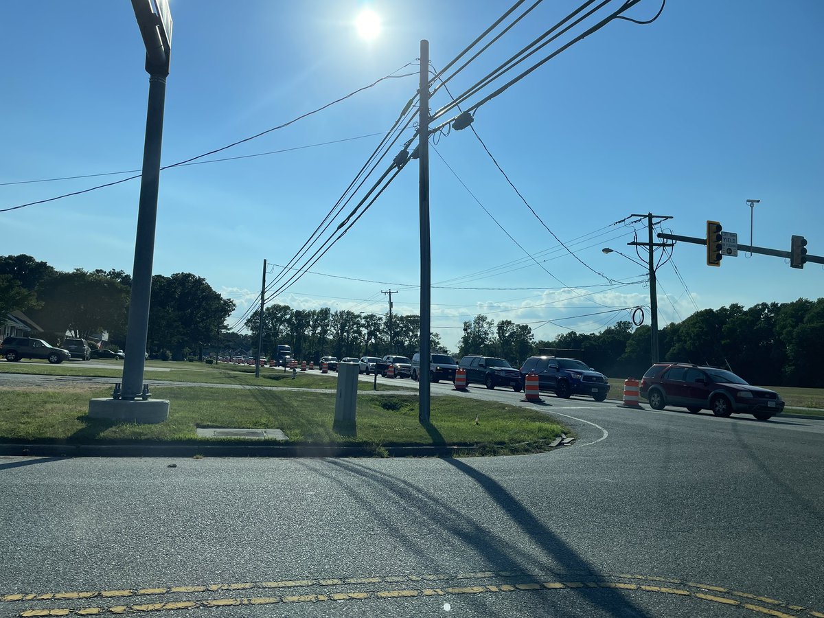 sprjus4's tweet photo. All because one guy wanted to turn left (as do several people), there’s no room to pass on the right, and he was only able to go when the light turned red cause of heavy westbound traffic. Two or three people ran the light after. That’s all made it through one cycle. Fix. This. https://t.co/uy0mKHdlSW