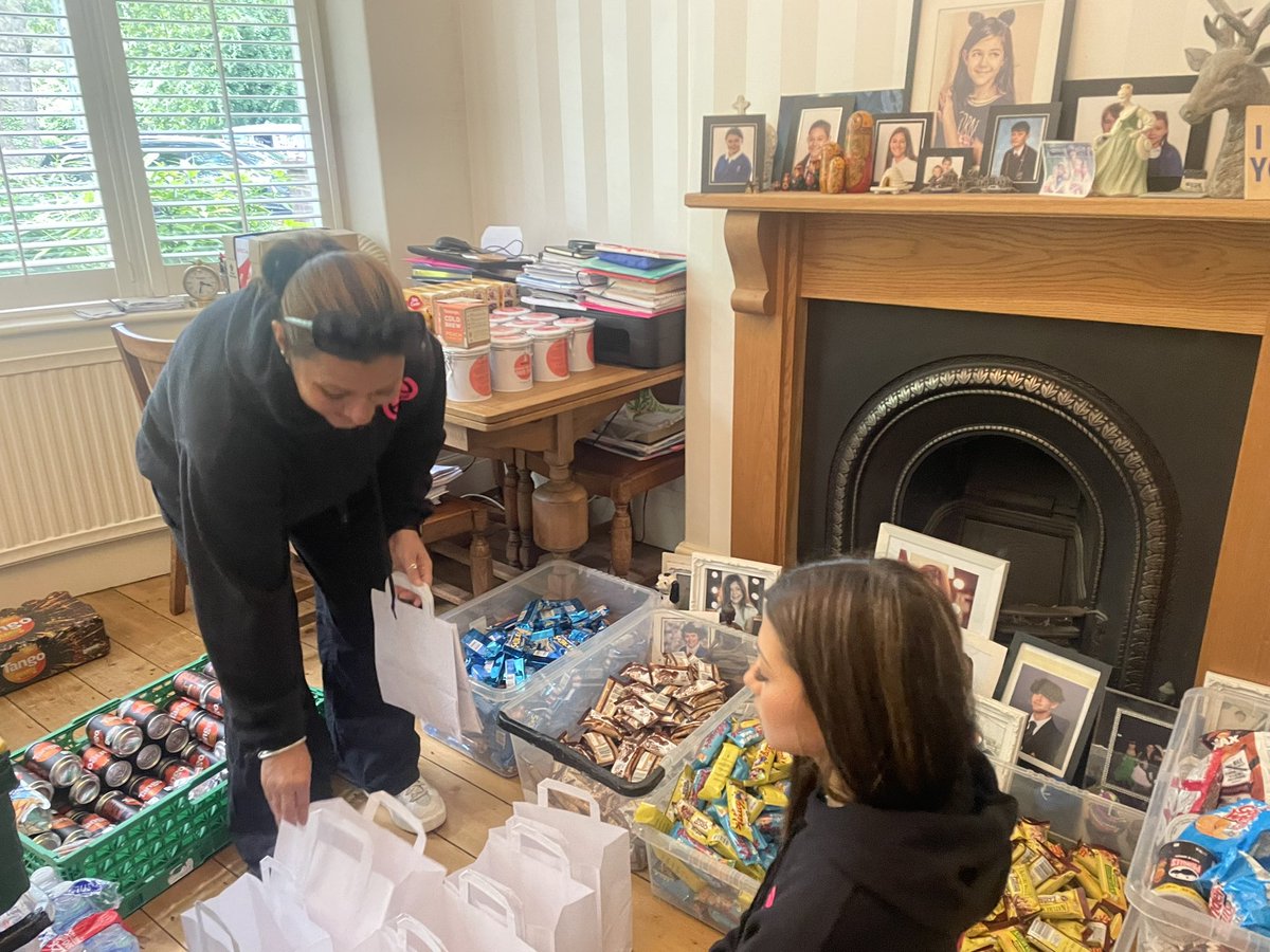 SkitchenEmmie's tweet photo. @SkitchenEmmie Friday Night Take Away 
127 meals ❤️ @Chico’s Didsbury
80 Snack Bags 
@FareShareGM 
4 Fresh Fruit Baskets plus  
Ambient Food @RMHCUK McDonald House Manchester
@RMCHosp @RMCH_Ward86 @RMCH_BMTU,PICU &amp; PHDU
All for parents staying in hospital with their poorly child https://t.co/oS4EGXEm6C