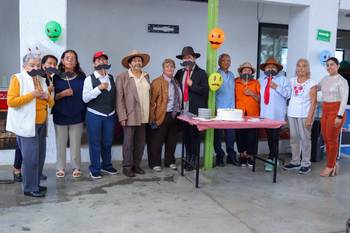Festejo con motivo al Día del Padre en Casa de Día del Adulto Mayor.

#PorUnaCiudadEducadora
#ElEjemploArrastra
#FortaleciendoAMasFamilias