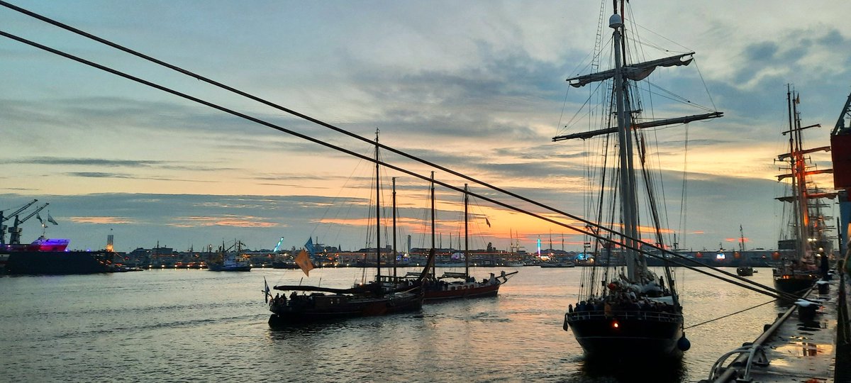 WNapBaukema's tweet photo. Een prachtige avond! #zonsondergang #Delfsail2024 #zeilschepen #delfzijl #sail #sailevent #tallships #sailing #maritime #shipspotting https://t.co/6D09umFEZL