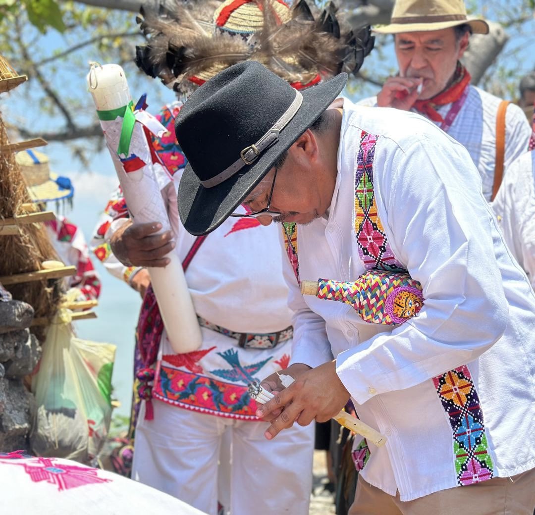 DEELAYUUK's tweet photo. En la Isla de los Alacranes, en el lago de Chapala, conocido por los Wixáritari como “Xapawiyemeta”, que significa “morada de la Madre Lluvia”, colocamos las mojoneras y damos ejecución al Decreto de Lugares Sagrados firmado por el Presidente Andrés Manuel López Obrador (@lopezobrador_ ).

Con este histórico acto el @GobiernoMX reconoce los derechos inalienables de los pueblos indígenas a sus lugares sagrados y a una relación especial con sus tierras y territorios.

La grandeza cultural de México tiene su raíz en la sabiduría espiritual de nuestros pueblos, que son horizonte y futuro de la humanidad.

Agradezco a las autoridades indígenas Wixárika, Náayeri, O’dam o Au’udam y Mexikan su participación y compromiso en esta noble tarea!