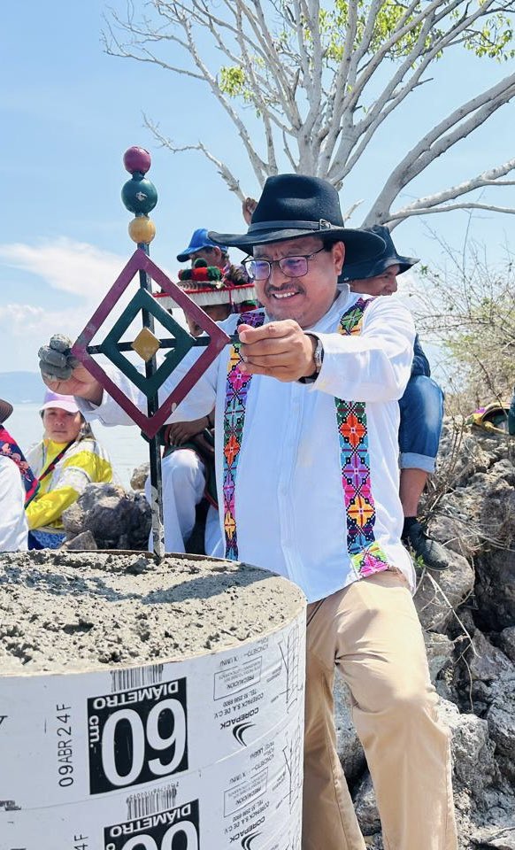 DEELAYUUK's tweet photo. En la Isla de los Alacranes, en el lago de Chapala, conocido por los Wixáritari como “Xapawiyemeta”, que significa “morada de la Madre Lluvia”, colocamos las mojoneras y damos ejecución al Decreto de Lugares Sagrados firmado por el Presidente Andrés Manuel López Obrador (@lopezobrador_ ).

Con este histórico acto el @GobiernoMX reconoce los derechos inalienables de los pueblos indígenas a sus lugares sagrados y a una relación especial con sus tierras y territorios.

La grandeza cultural de México tiene su raíz en la sabiduría espiritual de nuestros pueblos, que son horizonte y futuro de la humanidad.

Agradezco a las autoridades indígenas Wixárika, Náayeri, O’dam o Au’udam y Mexikan su participación y compromiso en esta noble tarea!