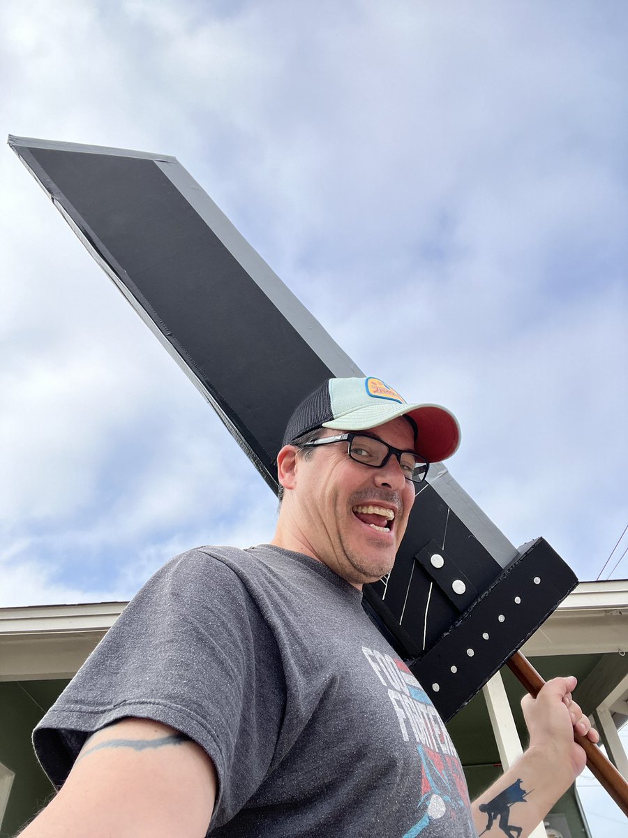 macslost's tweet image. “Hey Dad, it’s anime camp cosplay day on Friday and I want to go as Cloud from Final Fantasy. Here’s what his sword looks like.” 😳🫠 (and of course I wait until the night before to start building it lol) #finalfantasy