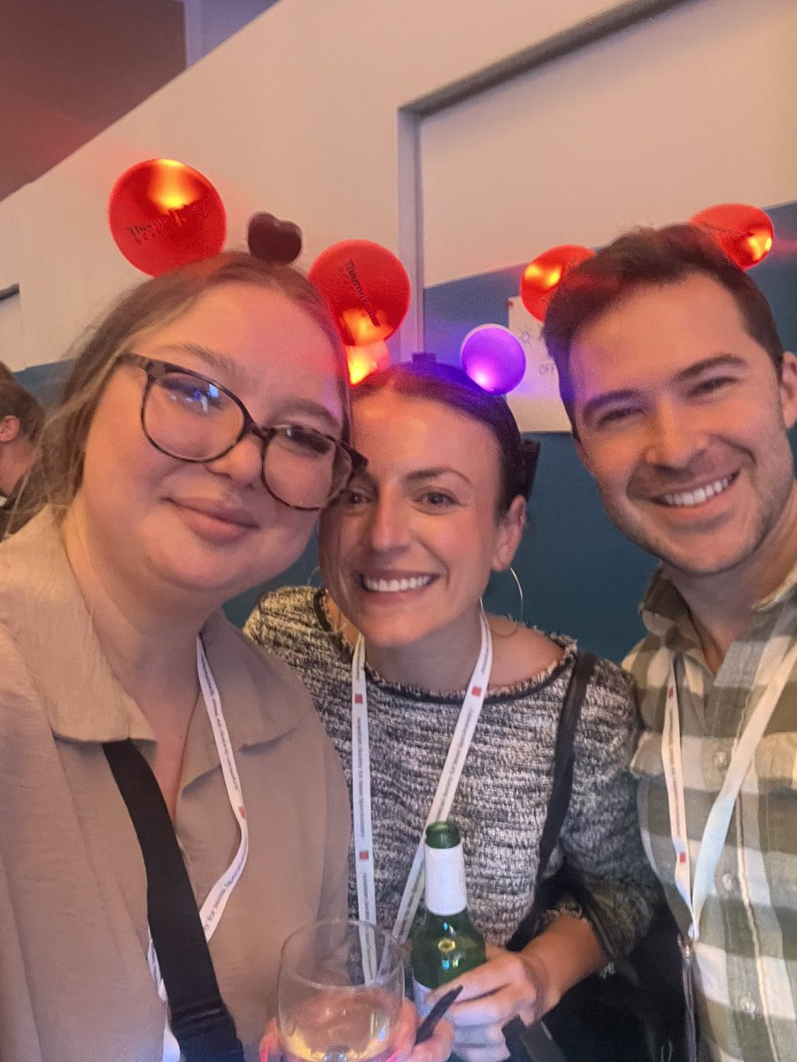 CampagnaCommand's tweet photo. Courtney, Alex, and Lindsay presented their research at #ASMS national meeting in Anaheim as well as met up with Campagna lab alumni! https://t.co/vnEuIDFDHj