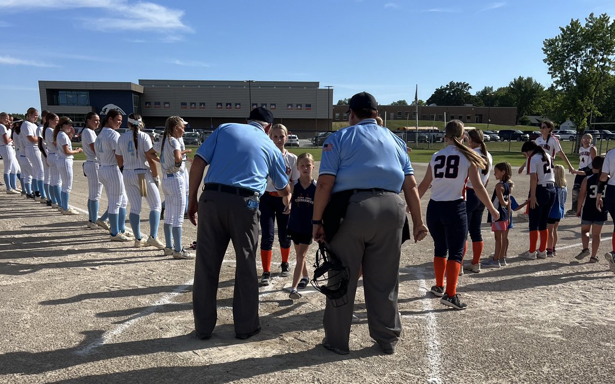 Little Tigerhawks joined in on welcoming the umpires!