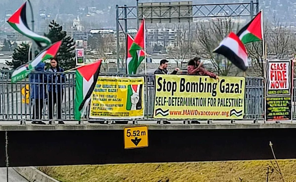 Mikael_L7's tweet photo. 🇵🇸Don't miss today's Banner Drop for #Palestine!🇵🇸 FRIDAY June 14 - 4:30pm, King George Blvd @ 128 st (near #ScottRoad #Skytrain Station) #Surrey #Canada. #StopBombingGaza! #CeasefireNow! #endthegenocide #FreePalestine #maskoffmaersk #vanpoli #bcpoli #cdnpoli #yvr #Vancouver https://t.co/wa7wEaKazH