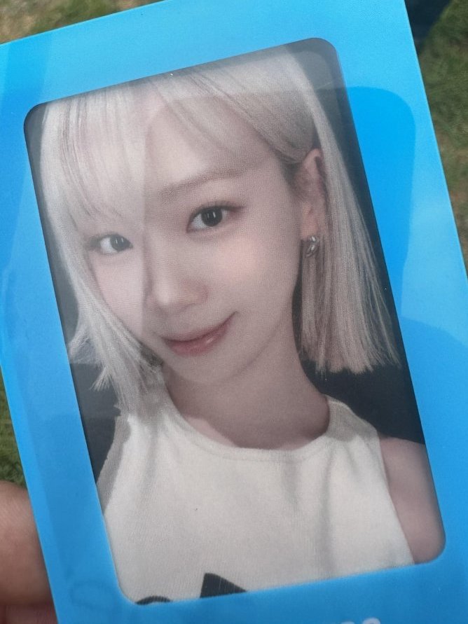 kimchaewonpics's tweet photo. weverse con photocard https://t.co/QQLpVcXmqy
