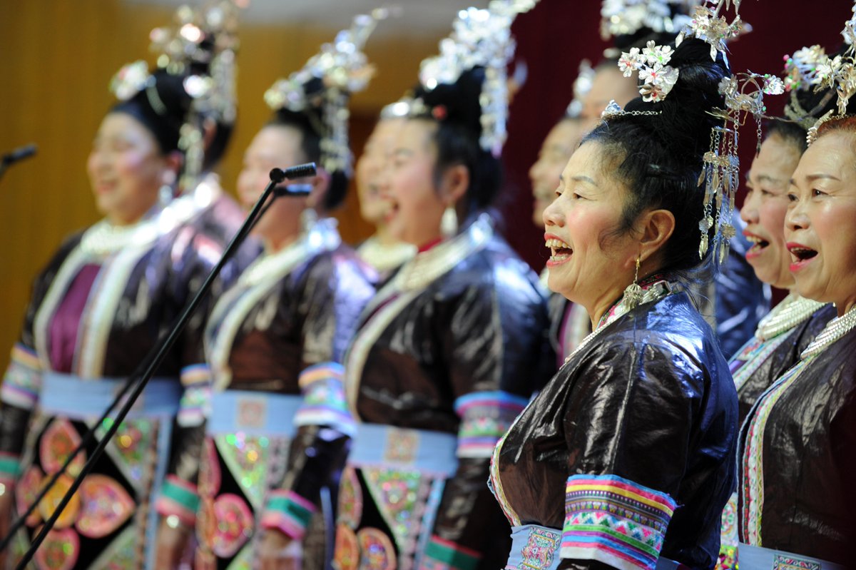 각 마을에서 온 가수들이 아름다운 삶에 대한 열망을 노래로 전달하고, 열정적인 민족무용과 함께 생황, 우퇴금 등 민족악기를 선보인다.

📷 by Eyesnews

#단오절 #구이저우전통 #지역축제 #문화유산
